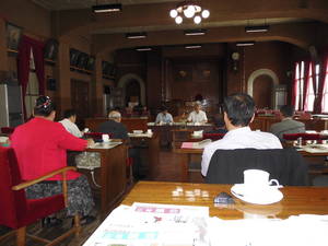 議場で